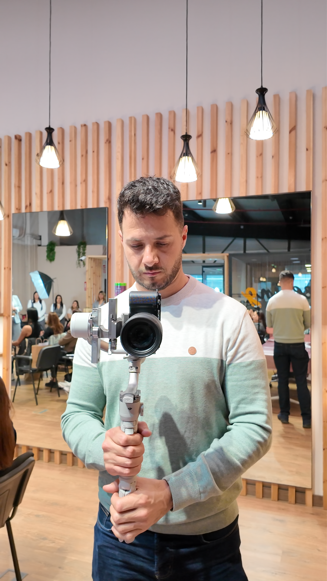 Maxi, fundador de Siempre Marketing, grabando contenido con cámara y estabilizador